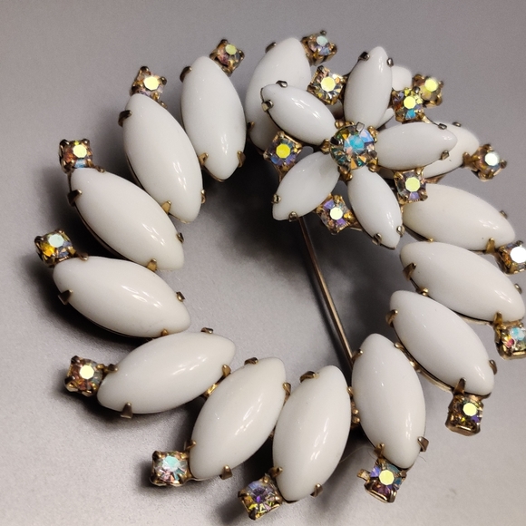 Vintage Milk Glass Brooch - Picture 6 of 9